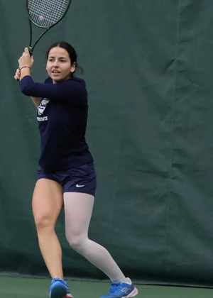 Carmen Llopis Fabra playing tennis