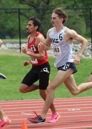 Cort Ross running the 1500