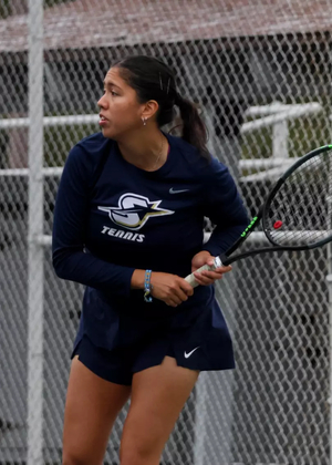Cristina Mendoza Romero playing tennis in UIS blue