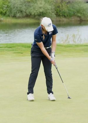 Elaine Grant putting