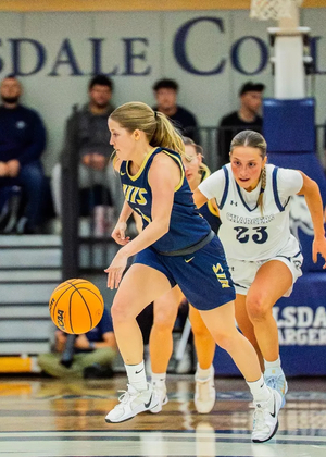 Brynn Tabeling playing basketball