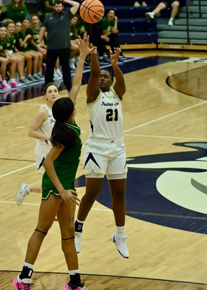 Alandyn Simmons shooting a three-pointer