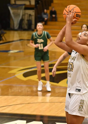 Alyssia McDaniel layup