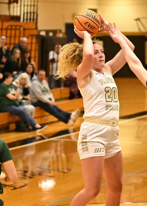 Sydney Moss playing basketball