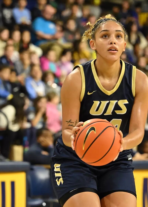 Alyssia McDaniel playing basketball