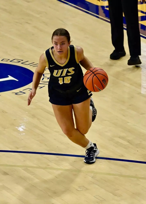 Makenna Yeager on offense