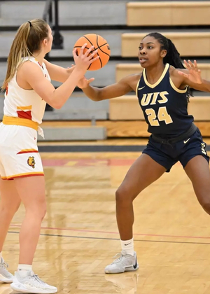 Niyah Udoiwod playing defense