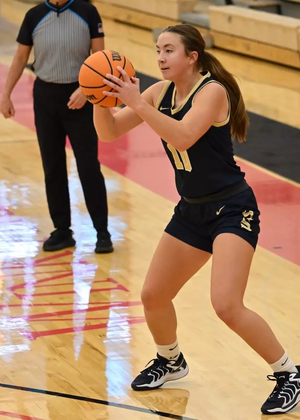 Makenna Yeager on offense