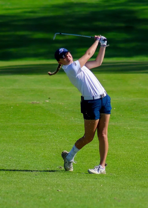 Elaine Grant golfing