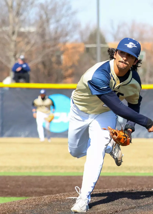 Esteban Hernandez pitching