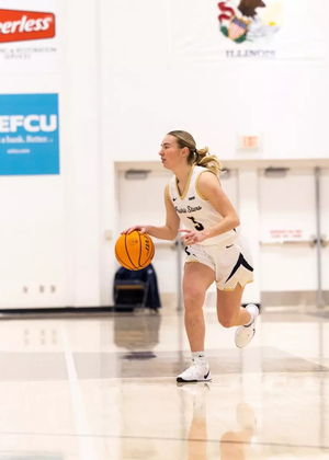Julia Mingus playing basketball