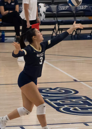 Bella Hodges serving