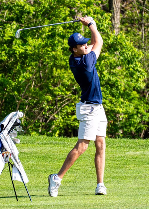 Vilgot Arleback playing golf in blue UIS polo