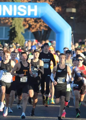 Participants running at the UIS-BOS turkey trot