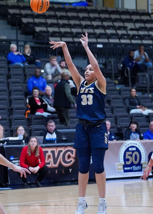 Alyssia McDaniel shooting the basketball