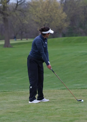 Sara Prieto golfing