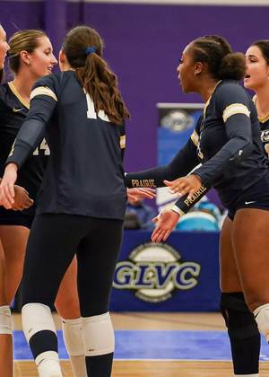 UIS Volleyball huddle
