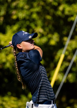 Elaine Grant golfing