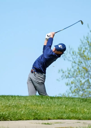Julien Babineau golfing