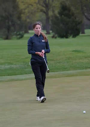 Lia Rody putting