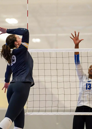 Makenna Cox playing volleyball