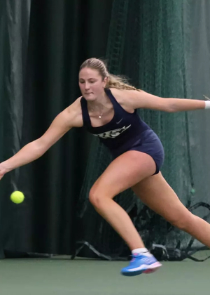 Niamh Grogan playing tennis 