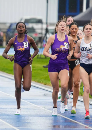 Josslyn Gaona running outdoor track