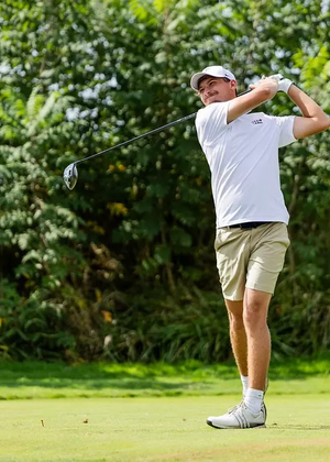 Sacha Lamraski golfing