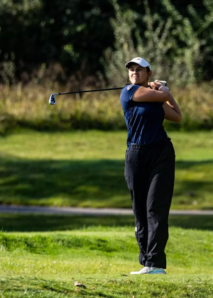 Sara Prieto golfing