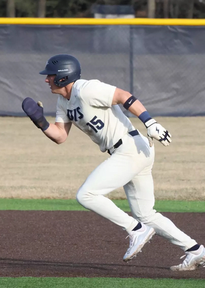 Ty Hollandsworth running to second base