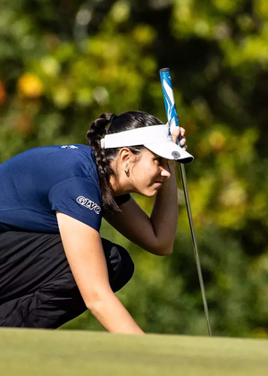 Sara Prieto prepares to putt