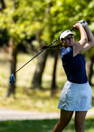 Sara Prieto golfing