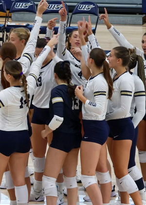 UIS volleyball team huddle