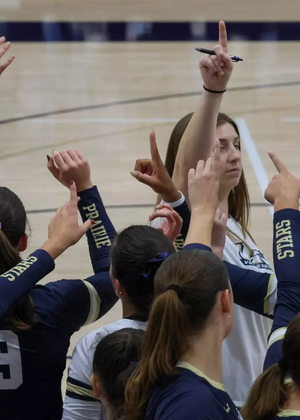 UIS volleyball team huddle
