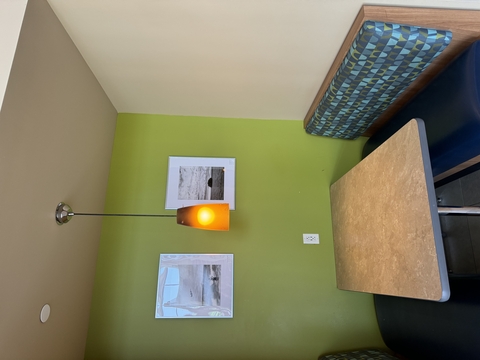the eating nook Samy Iverson's photos are in