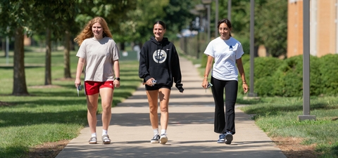 UIS students walking to class on campus