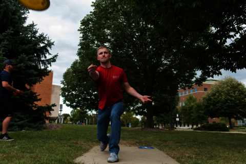 man playing disc golf