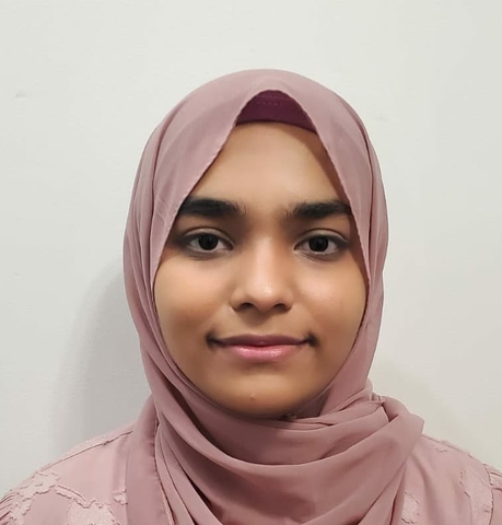 Hamna Syed wearing a rose pink shawl and shirt.