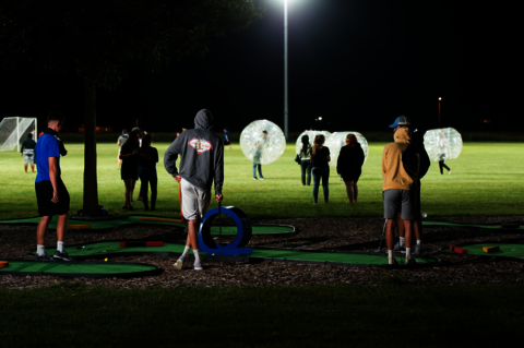 UIS students playing golf