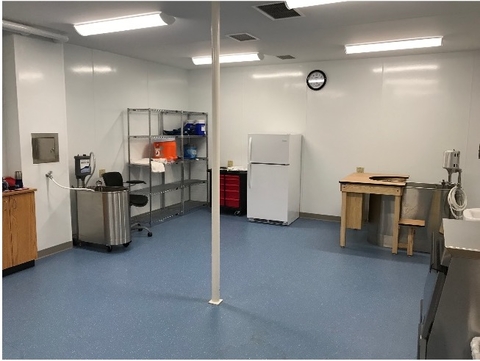 Wet Lab that features soaking tub, icing equipmnet and other specialized equipment.