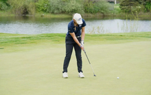 Elaine Grant putting