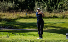 Sara Prieto golfing