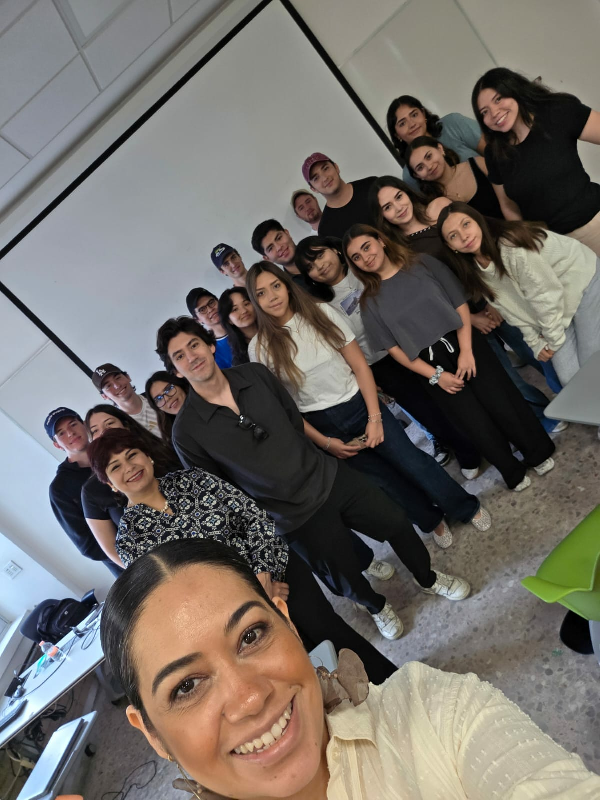 Shipra Gupta takes a group selfie with students at Tecnológico de Monterrey during her fellowship visit.