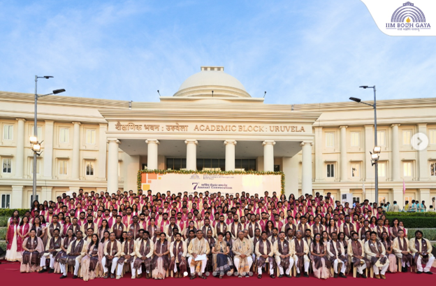 IIM Bodh Gaya Convocation 2025. Hundreds of students and staff dressed in formal Indian attire outside of the school's main gate. 