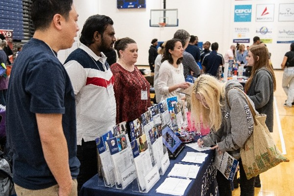students at a UIS career fair
