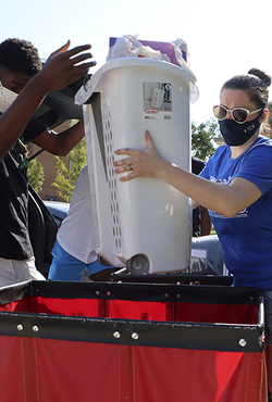 Volunteers help students move-in