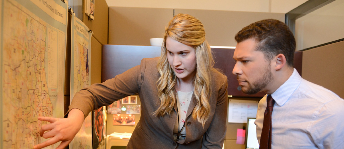 Illinois Legislative Staff Interns in front of map 