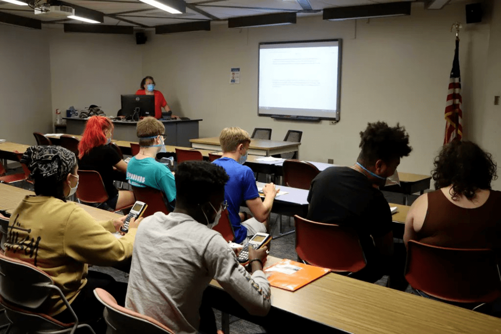 High school seniors from Springfield  @SchoolDist186  are getting a free chance to earn college credit this summer. 