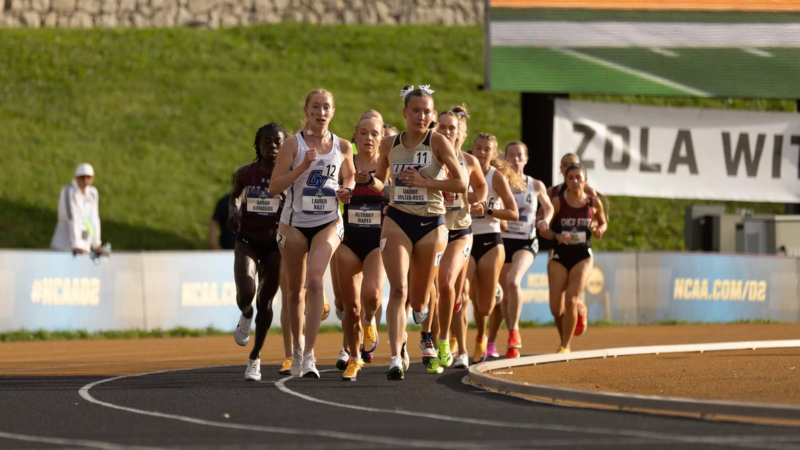 Madelyn Miller-Ross leading a pack of runners in a track race