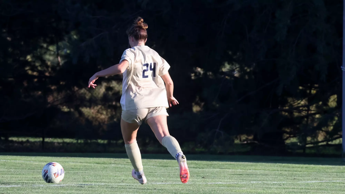 Riley Lloyd playing soccer in UIS gold
